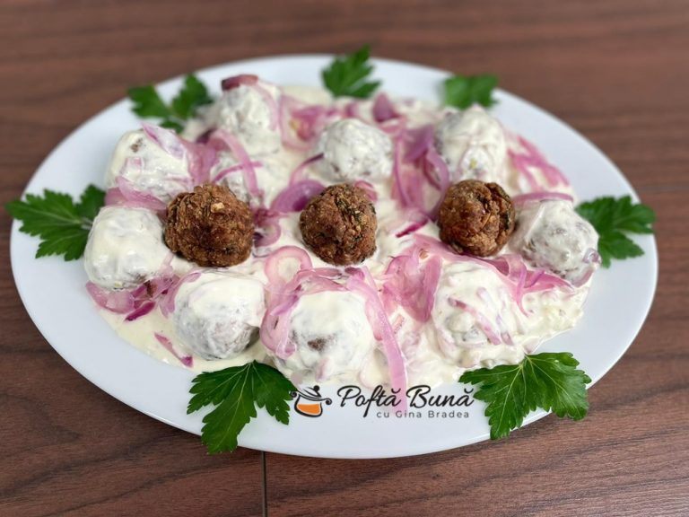 Salata de chiftele cu maioneza si ceapa