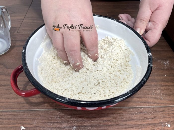 Colarezi cu lapte frecatei reteta bunicii gina bradea 3 700x525 - Colarezi cu lapte, frecatei - reteta bunicii
