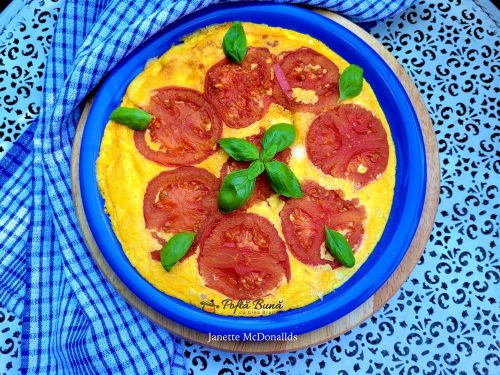 Omleta cu rosii, cascaval si parmezan
