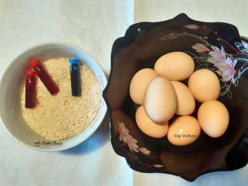 oua vopsite cu tehnica orezului 1 500x375 - Ouă vopsite cu tehnica orezului