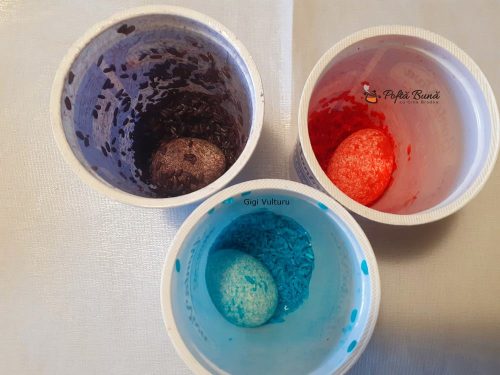 oua vopsite cu tehnica orezului 4 500x375 - Ouă vopsite cu tehnica orezului