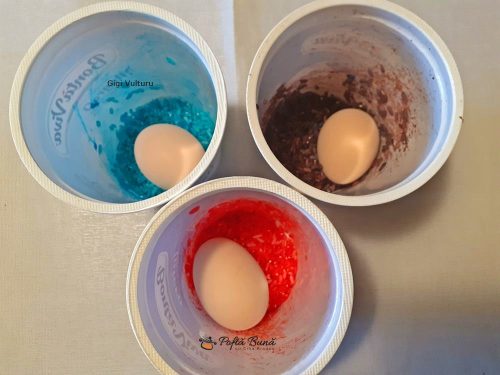 oua vopsite cu tehnica orezului 5 500x375 - Ouă vopsite cu tehnica orezului