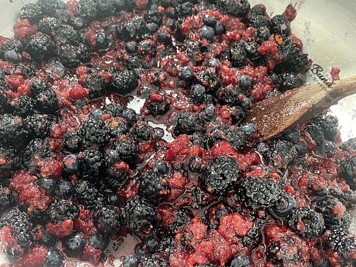 Gem de zmeura, mure si afine cu zahar putin Gem de zmeura mure afine reteta gine bradea 2 1 700x525 - Gem de zmeura, mure si afine cu zahar putin