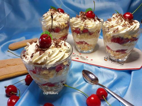 desert la pahar cu piscoturi frisca mascarpone cirese 1 500x375 - Desert cu fulgi de ovaz si banana