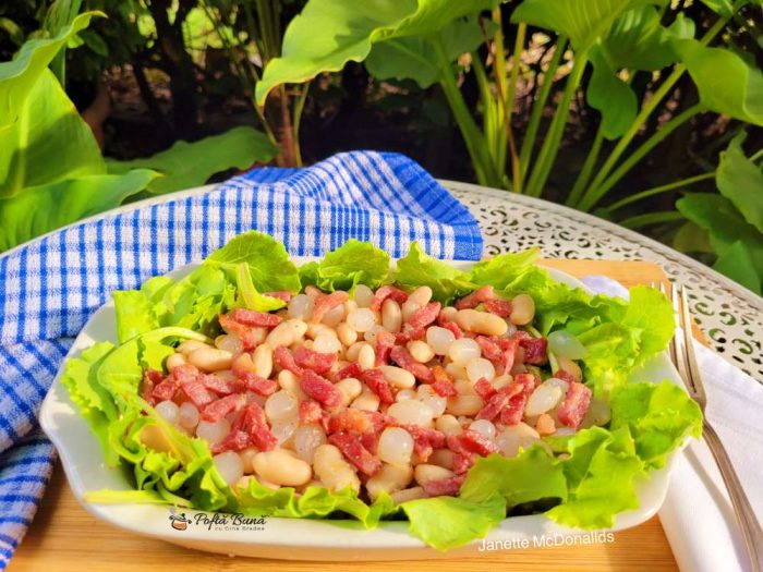 Salata cu fasole, bacon si cipolline in otet