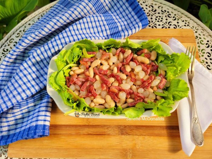 Salata cu fasole, bacon si cipolline in otet