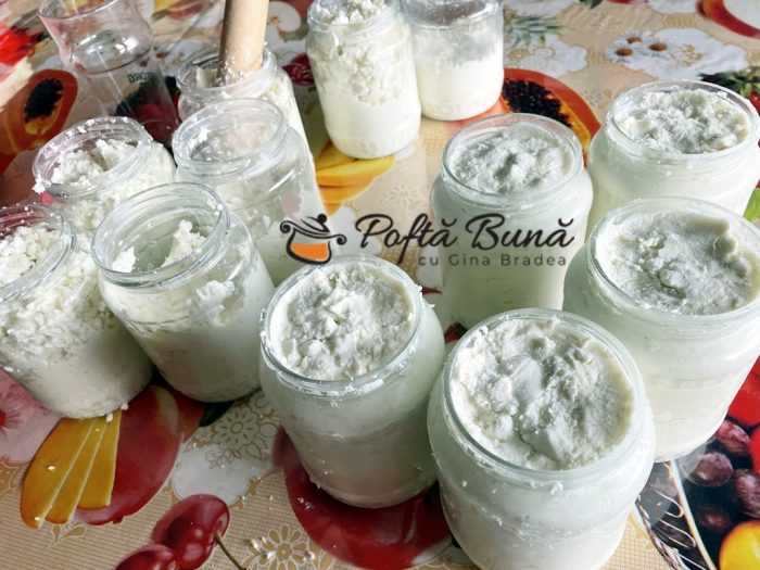 Mamaliga cu branza si smantana Branza la borcan pentru iarna reteta gina bradea 1 700x525 - Mamaliga cu branza si smantana