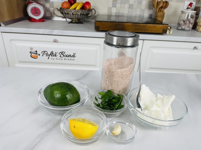 Crema de branza cu avocado patrunjel si usturoi reteta gina bradea 3 700x525 - Crema de branza cu avocado, patrunjel si usturoi