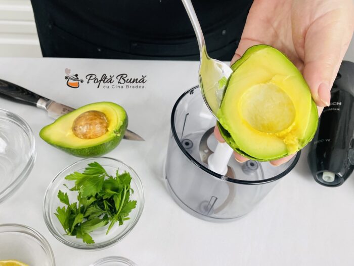 Crema de branza cu avocado, patrunjel si usturoi