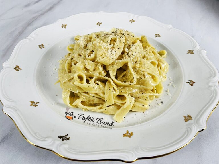 Fettuccine Alfredo cu unt si parmezan