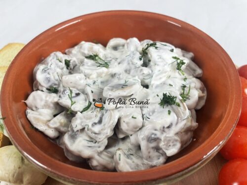Salata de ciuperci cu maioneza, iaurt si usturoi
