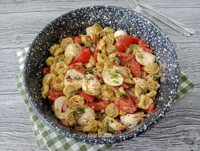Salata de paste tortellini cu pesto, rosii chery si mozzarella