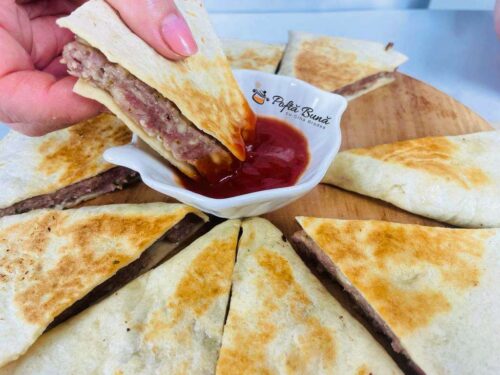 Lipie crocanta cu spanac si oua lipii umplute cu carne tocata si mozzarella reteta gina bradea 9 500x375 - Lipie crocanta cu spanac si oua