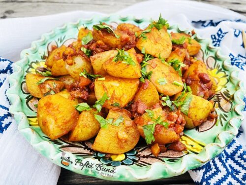 Cartofi taranesti cu afumatura, ceapa si boia