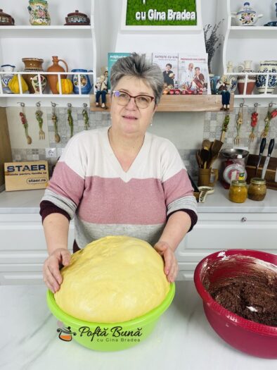 Pasca fara aluat cu branza dulce si stafide cozonac pufos care se desface fasii cu 10 oua galbenusuri reteta gina bradea 1 394x525 - Pasca fara aluat cu branza dulce si stafide