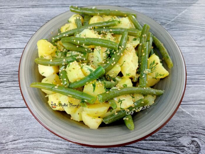 Salata de cartofi cu ardei copt, branza si crutoane salata de cartofi cu fasole verde reteta gina bradea 2 697x525 - Salata de cartofi cu ardei copt, branza si crutoane