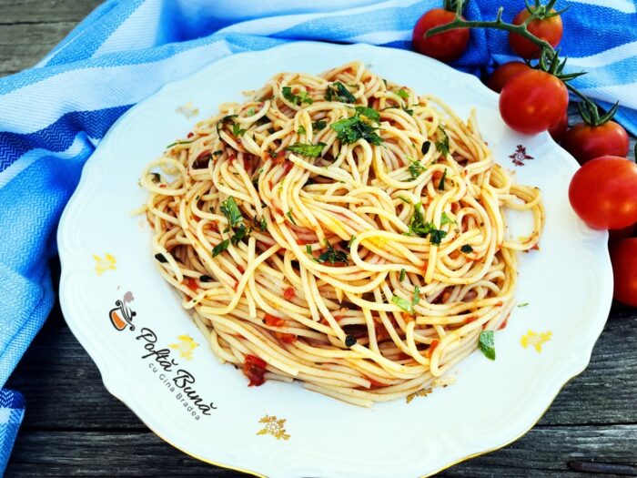 Spaghete cu sos de rosii reteta de spaghetti alla marinara gina bradea 10 700x525 - Spaghete cu sos de rosii - reteta de spaghetti alla marinara