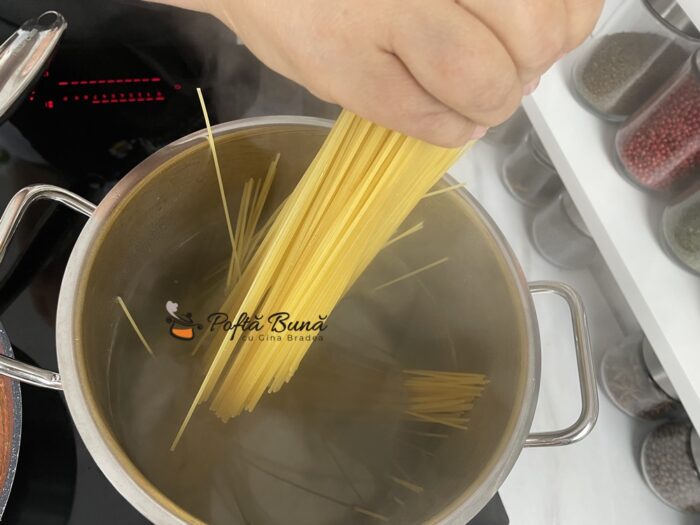 Spaghete cu sos de rosii reteta de spaghetti alla marinara gina bradea 5 700x525 - Spaghete cu sos de rosii - reteta de spaghetti alla marinara
