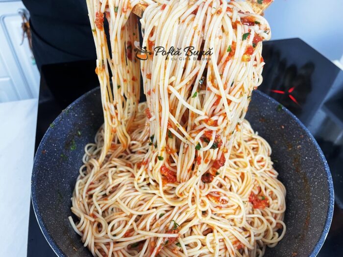 Spaghete cu sos de rosii - reteta de spaghetti alla marinara