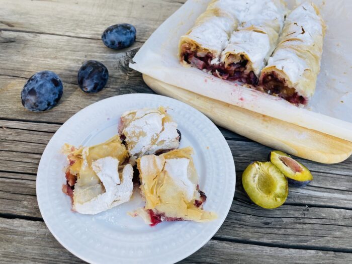 Placinta cu prune nuci si foi din comert reteta de post rapida ca la bunica gina bradea 9 700x525 - Desert din biscuiti, nuci si ciocolata