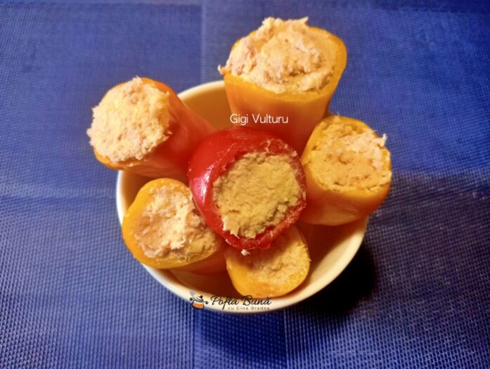 Focaccia cu ardei umpluti cu ton Focaccia cu ardei umpluti cu ton