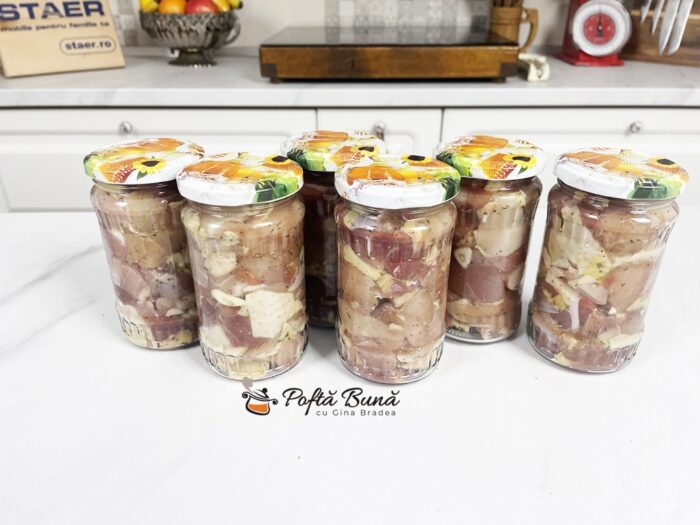 Carne de pui la borcan in suc propriu