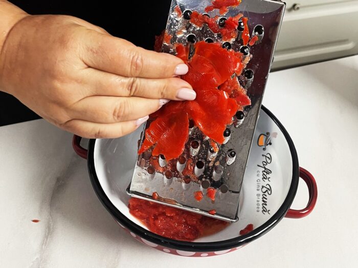 Mancare de rosii cu pui Mancare de rosii cu pui si usturoi reteta taraneasca olteneasca gina bradea 10 700x525 - Mancare de rosii cu pui