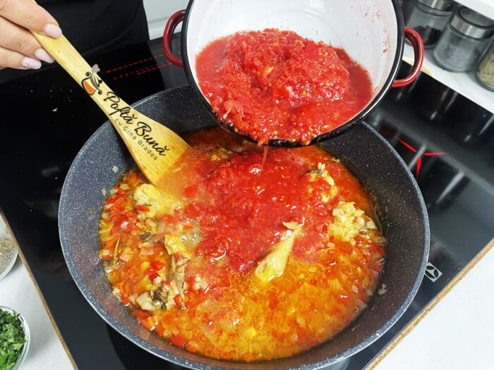 Mancare de rosii cu pui Mancare de rosii cu pui si usturoi reteta taraneasca olteneasca gina bradea 11 700x525 - Mancare de rosii cu pui