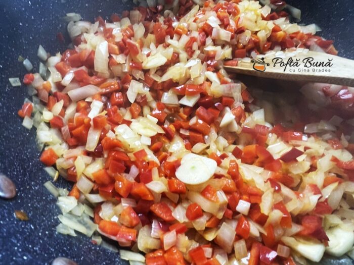 Mancare de rosii cu pui Mancare de rosii cu pui si usturoi reteta taraneasca olteneasca gina bradea 7 700x525 - Mancare de rosii cu pui