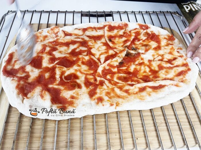 Pizza rapida in 10 minute, cu blat precopt Pizza rapida reteta originala italiana donfabrizio pinsa romana pizza in teglia gina bradea 12 700x525 - Pizza rapida in 10 minute, cu blat precopt