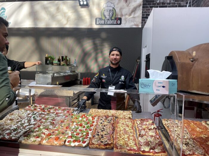 Pizza rapida in 10 minute, cu blat precopt Pizza rapida reteta originala italiana donfabrizio pinsa romana pizza in teglia gina bradea 2 700x525 - Pizza rapida in 10 minute, cu blat precopt