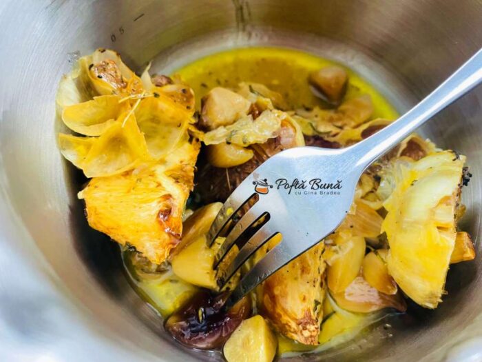 Pui cu 40 de catei de usturoi Pui cu 40 de catei de usturoi