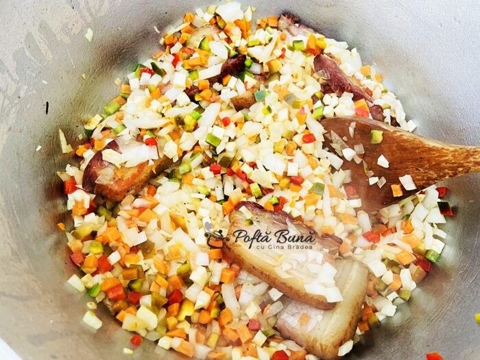 Fasole cu ciolan afumat, la ceaun Fasole cu ciolan afumat la ceaun reteta traditionala gina bradea 7 700x525 - Fasole cu ciolan afumat, la ceaun