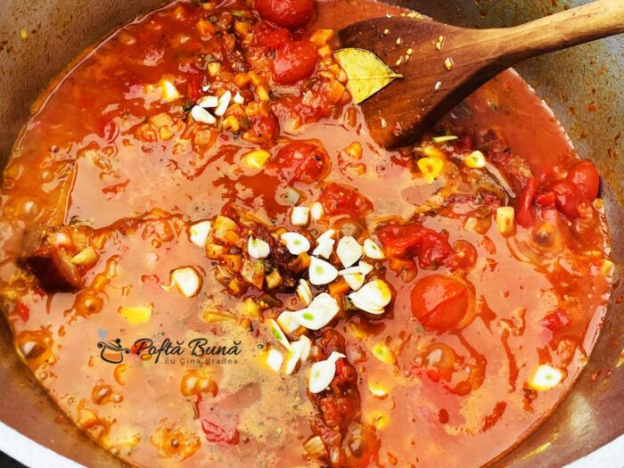 Fasole cu ciolan afumat, la ceaun Fasole cu ciolan afumat la ceaun reteta traditionala gina bradea 8 700x525 - Fasole cu ciolan afumat, la ceaun