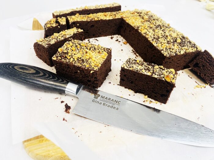 Negresa de post cu gem, nuca si apa minerala