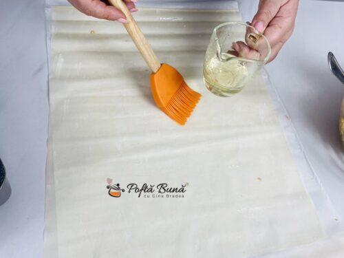 Placinta creata cu mere, nuca si scortisoara Placinta creata cu mere si nuca reteta de post rapida gina bradea 4 500x375 - Placinta creata cu mere, nuca si scortisoara