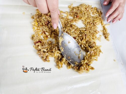 Placinta creata cu mere, nuca si scortisoara Placinta creata cu mere si nuca reteta de post rapida gina bradea 6 500x375 - Placinta creata cu mere, nuca si scortisoara