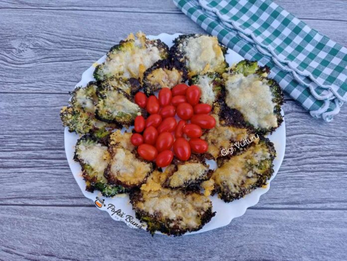 crispy din broccoli reteta gina bradea 1 697x525 - Salată de broccoli prăjit cu iaurt grecesc și ardei