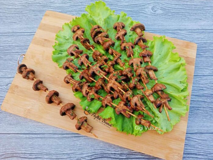 frigarui ciuperci marinate reteta gina bradea 1 697x525 - Frigarui din piept de pui, salata si salam