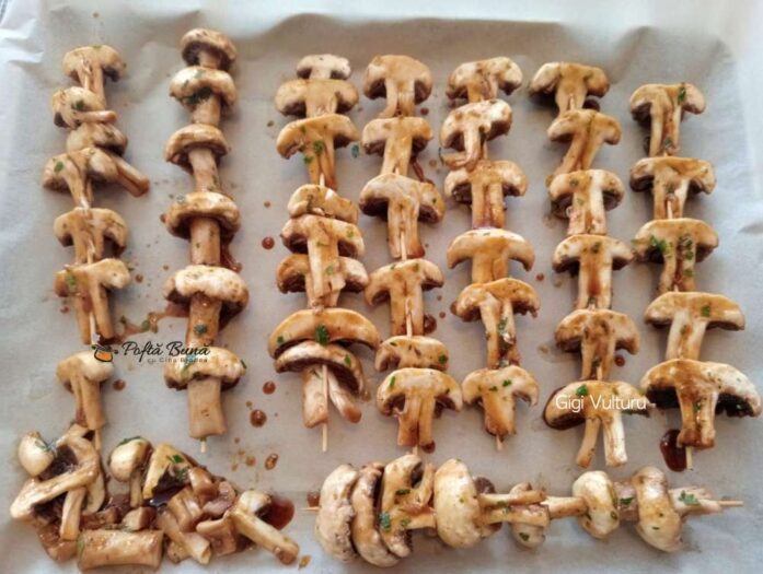 Frigarui din ciuperci marinate Frigarui din ciuperci marinate