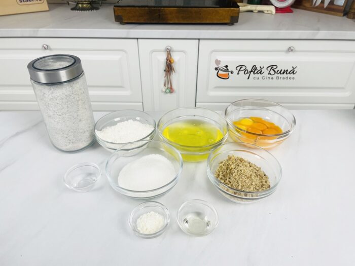 Blat de tort pufos cu nuca pentru torturi si prajituri reteta gina bradea 1 700x525 - Blat cu nuca pentru torturi si prajituri