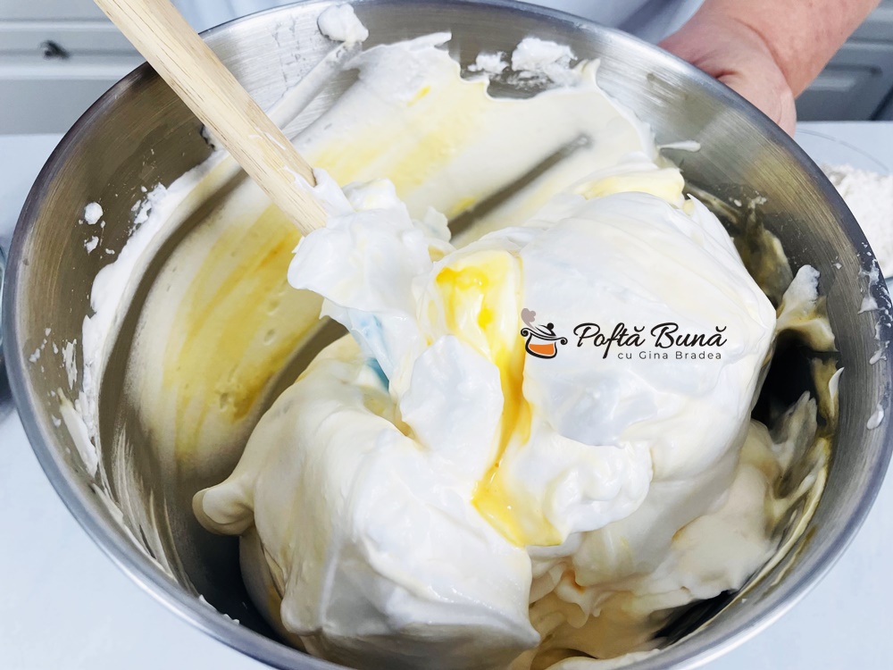 Prajitura cu blat de nuca si crema de vanilie Blat de tort pufos cu nuca pentru torturi si prajituri reteta gina bradea 2 - Prajitura cu blat de nuca si crema de vanilie
