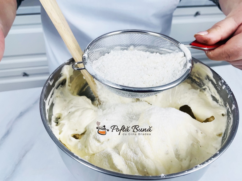 Prajitura cu blat de nuca si crema de vanilie Blat de tort pufos cu nuca pentru torturi si prajituri reteta gina bradea 4 - Prajitura cu blat de nuca si crema de vanilie