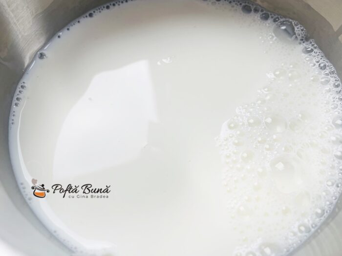 Crema de vanilie cu unt - mousseline Crema de vanilie cu unt mousseline pentru prajituri eclere budinca de vanilie cu unt reteta gina bradea 3 700x525 - Crema de vanilie cu unt - mousseline