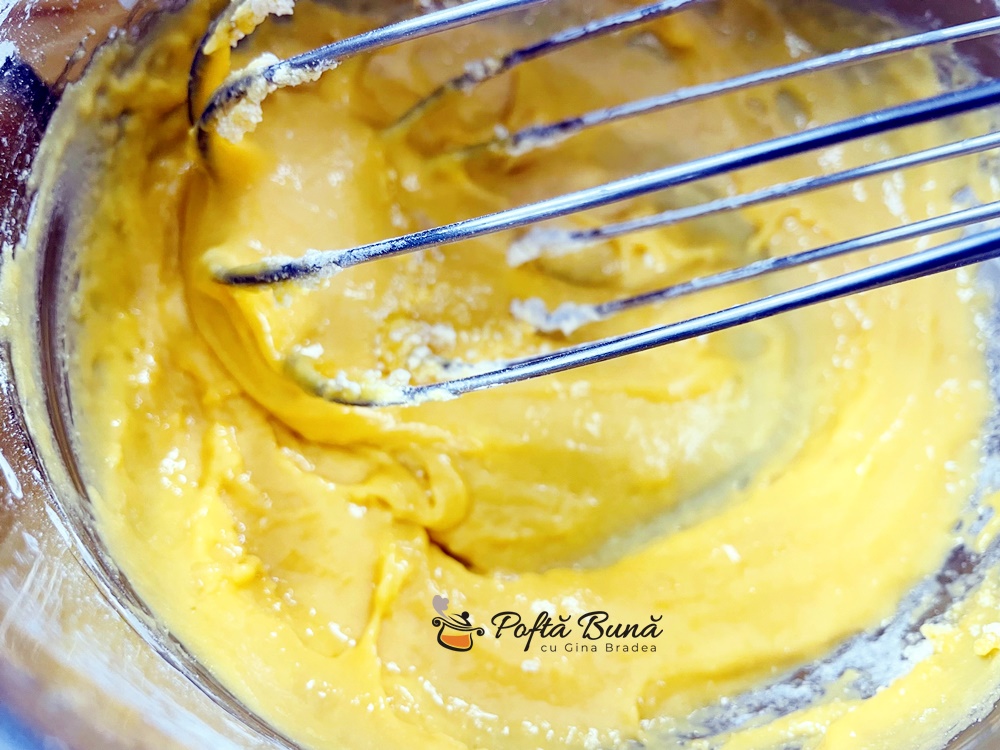 Prajitura cu blat de nuca si crema de vanilie Crema de vanilie cu unt mousseline pentru prajituri eclere budinca de vanilie cu unt reteta gina bradea 4 - Prajitura cu blat de nuca si crema de vanilie