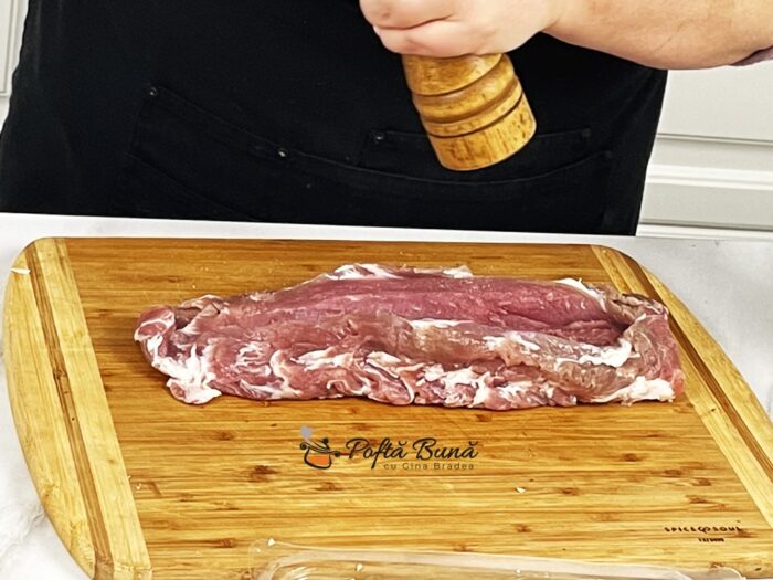 Muschiulet de porc umplut cu ciuperci Muschiulet de porc umplut cu ciuperci la cuptor reteta gina bradea 9 700x525 - Muschiulet de porc umplut cu ciuperci