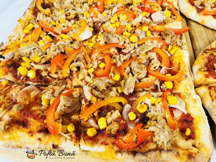 Pizza cu blat precopt cu ton, ceapa si porumb Pizza cu ton ceapa si porumb reteta gina bradea blat precopt 1 700x525 - Pizza cu blat precopt cu ton, ceapa si porumb
