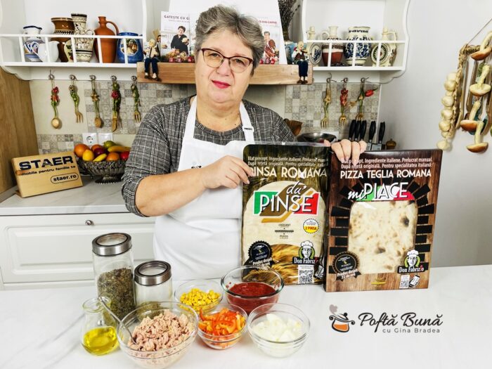 Pizza cu blat precopt cu ton, ceapa si porumb Pizza cu blat precopt cu ton, ceapa si porumb
