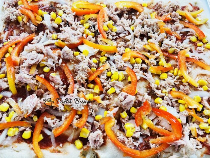 Care este diferenta dintre cele doua feluri de blat? Pizza in teglia - pizza in tava, are blatul mai pufos, mai gros, cu alveolele mai mari si un gramaj de 570 de g pentru 1 singur blat. Pinsa romana are blatul mai subtire, are 3 tipuri de faina in compozitie (faina de grau, faina de soia si de orez) si va fi mai crocant dupa gatire. Sunt 2 blaturi subtiri in pachet, cu o greutate totala de 500 g. Buna pizza, buna de tot si se face in maxim 15 - 20 minute cu tot cu coacere. Adica muncim 5 minute pentru 2 pizza, restul face cuptorul. Mult mai rapid decat daca dam comanda si cu siguranta, mult mai bun! Sa-mi fiti sanatosi si voiosi, nu uitati ingredientul secret: presarati din belsug cu dragoste si cu 2-3 zambete! Pofta buna, retete cu Gina Bradea! Care este diferenta dintre cele doua feluri de blat? Pizza in teglia - pizza in tava, are blatul mai pufos, mai gros, cu alveolele mai mari si un gramaj de 570 de g pentru 1 singur blat. Pinsa romana are blatul mai subtire, are 3 tipuri de faina in compozitie (faina de grau, faina de soia si de orez) si va fi mai crocant dupa gatire. Sunt 2 blaturi subtiri in pachet, cu o greutate totala de 500 g. Buna pizza, buna de tot si se face in maxim 15 - 20 minute cu tot cu coacere. Adica muncim 5 minute pentru 2 pizza, restul face cuptorul. Mult mai rapid decat daca dam comanda si cu siguranta, mult mai bun! Sa-mi fiti sanatosi si voiosi, nu uitati ingredientul secret: presarati din belsug cu dragoste si cu 2-3 zambete! Pofta buna, retete cu Gina Bradea!