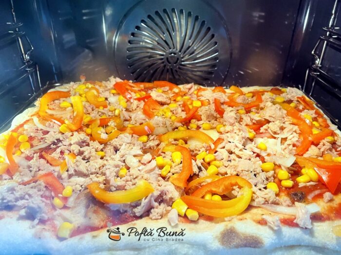Pizza cu ton, ceapa si porumb Pizza cu ton, ceapa si porumb